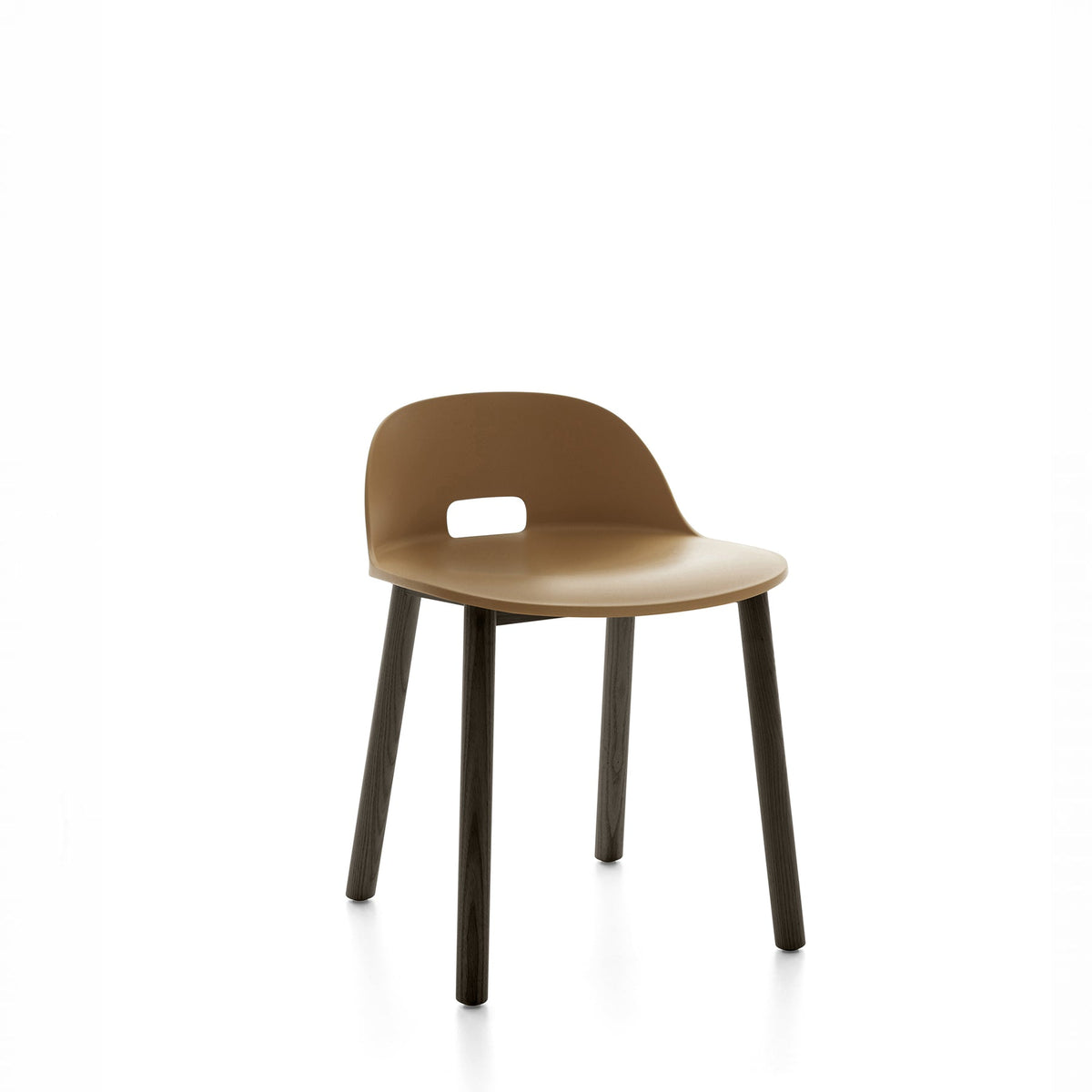 Chaise Emeco Alfi, dossier bas, frêne teinté foncé, sable