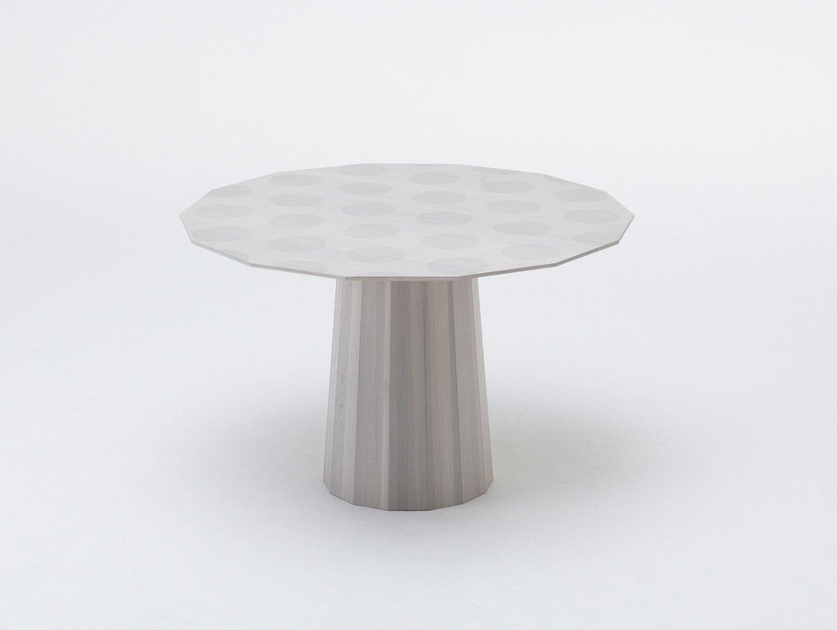 Table Colour Wood ø120 finition Gray Dot, plateau à pastilles, Scholten & Baijings — vue studio n°24 | Antifer