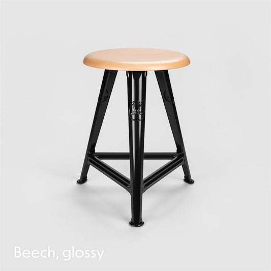 Tabouret Rowac Schemel 50 cm en situation atelier — acier riveté bois — vintage | Antifer