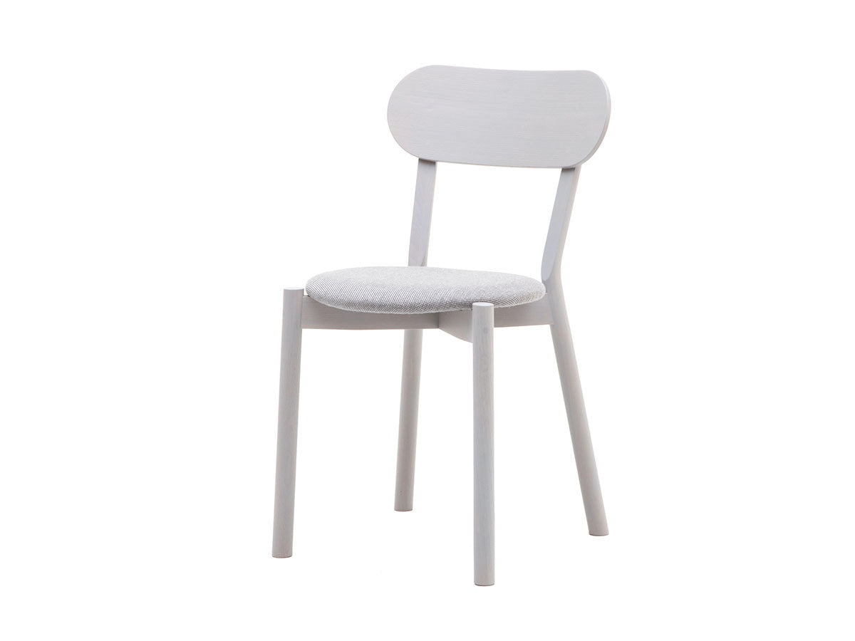 Chaise Castor Plus Pad en chêne massif et tissu, BIG-GAME pour Karimoku New Standard — vue studio n°1 | Antifer
