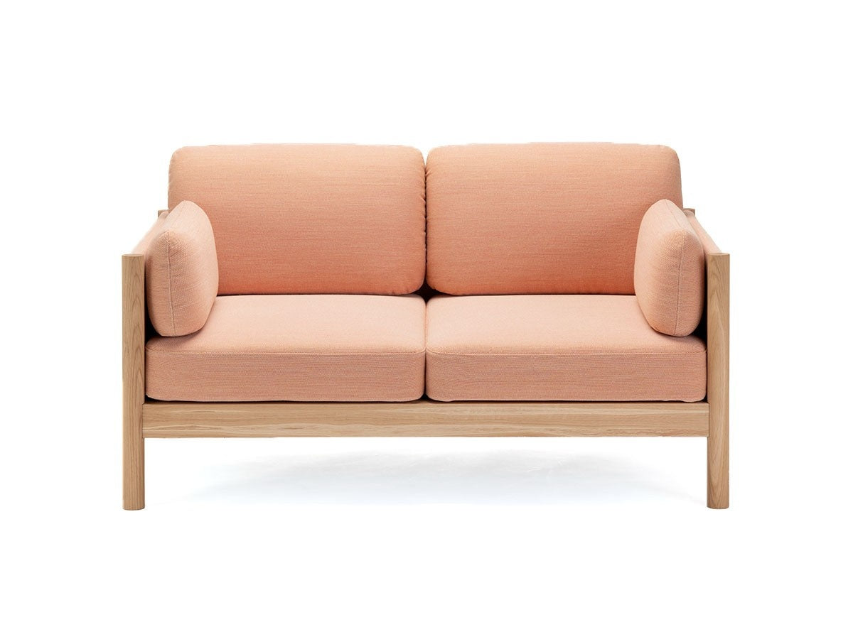 Canapé Castor Lobby 2 places en chêne massif et tissu, BIG-GAME pour Karimoku New Standard — vue studio n°1 | Antifer