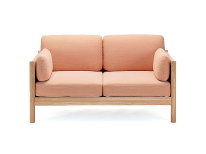 Canapé Castor Lobby 2 places en chêne massif et tissu, BIG-GAME pour Karimoku New Standard — vue studio n°1 | Antifer