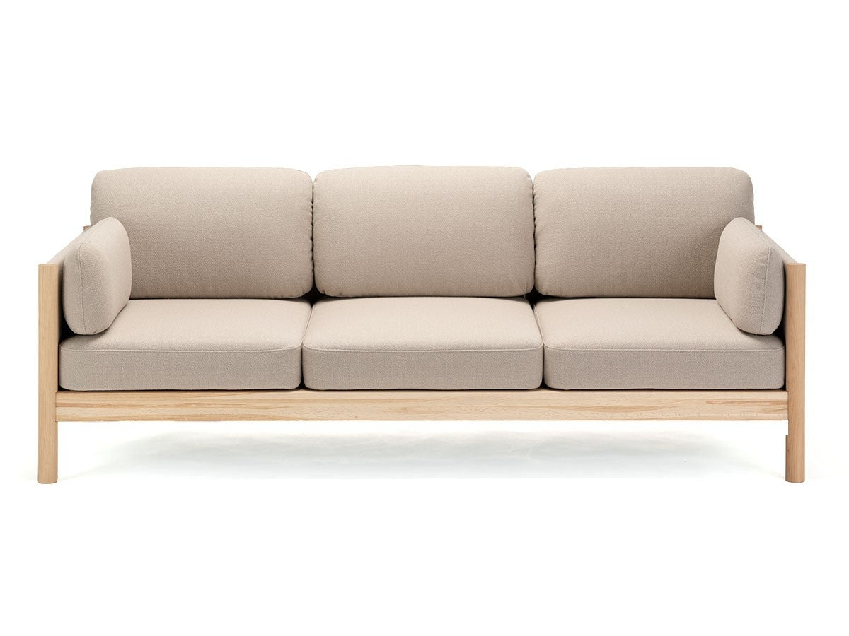 Canapé Castor Lobby 3 places en chêne massif et tissu, BIG-GAME pour Karimoku New Standard — vue studio n°1 | Antifer