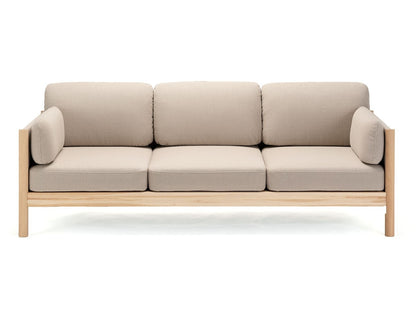 Canapé Castor Lobby 3 places en chêne massif et tissu, BIG-GAME pour Karimoku New Standard — vue studio n°1 | Antifer