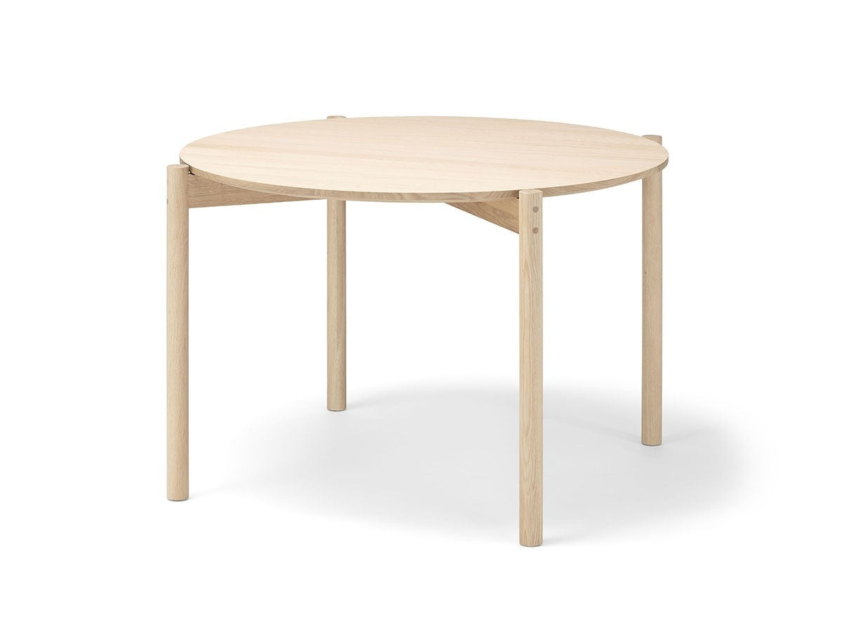 Table ronde Castor 110 en chêne massif, BIG-GAME pour Karimoku New Standard — vue studio n°1 | Antifer