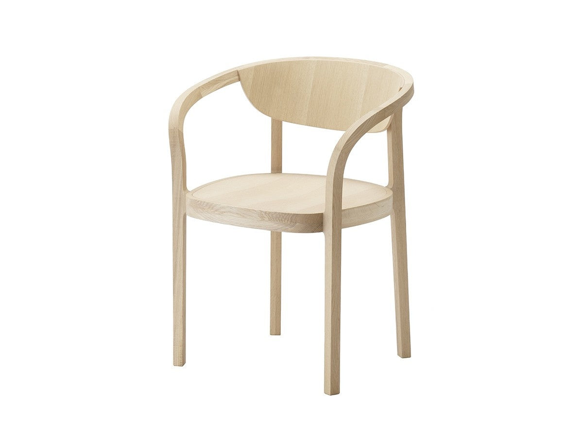 Chaise Chesa en bois massif, Jörg Boner pour Karimoku New Standard — vue studio n°1 | Antifer