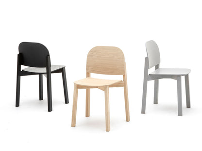 Chaise Polar en bois massif, Moritz Schlatter pour Karimoku New Standard — vue studio n°1 | Antifer