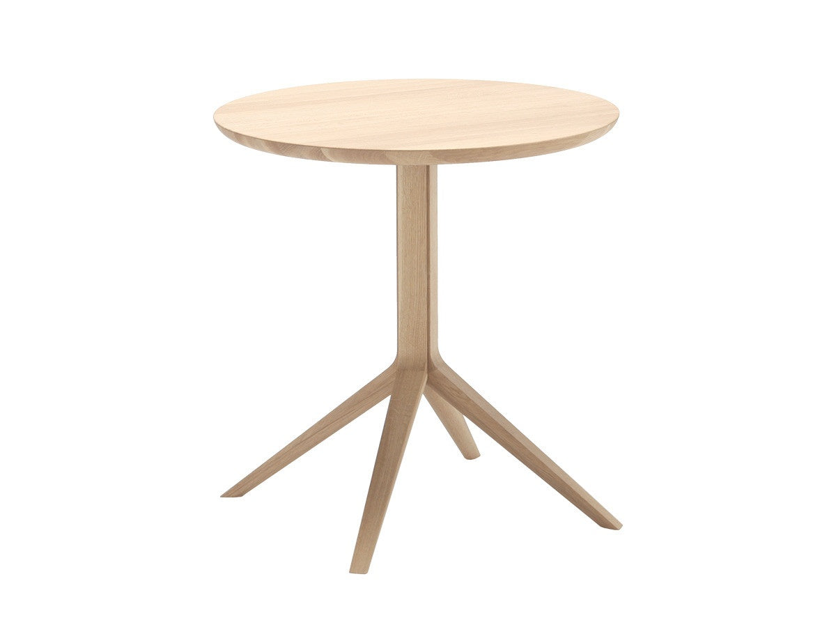 Table bistrot Scout en chêne massif, Christian Haas pour Karimoku New Standard — vue studio n°1 | Antifer