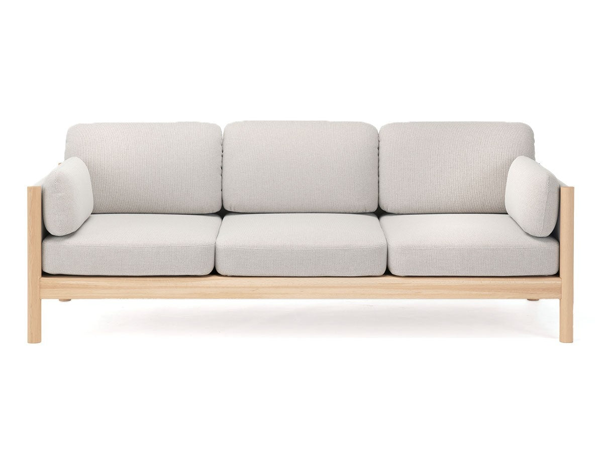Canapé Castor Lobby 3 places en chêne massif et tissu, BIG-GAME pour Karimoku New Standard — vue studio n°2 | Antifer