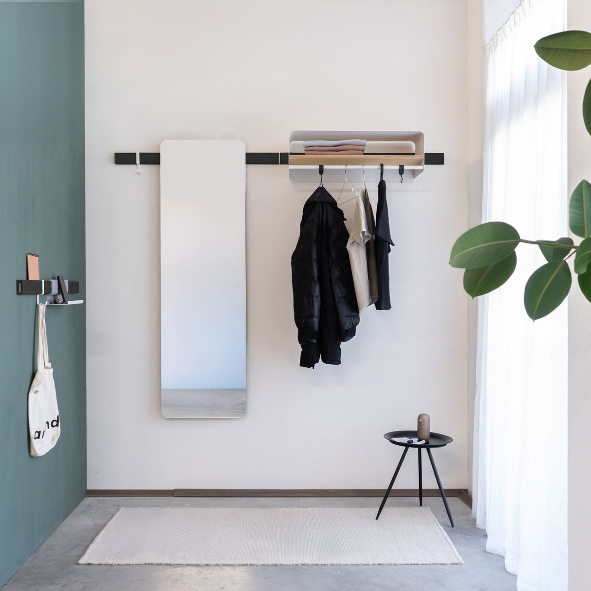 Le Vestibule Variand E12 Wandgarderobe, Detailansicht — weiß auf Birke — Design Variand | Antifer