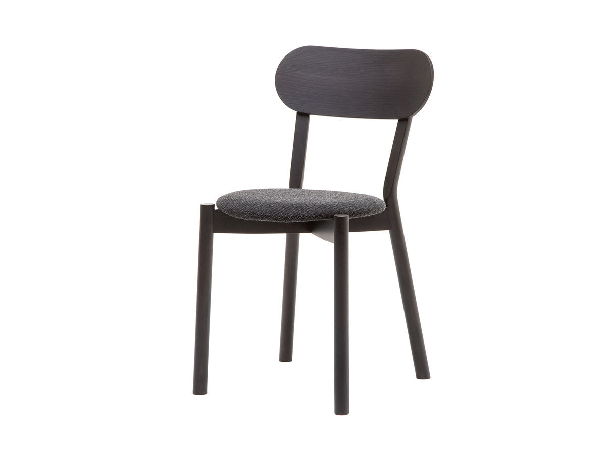 Chaise Castor Plus Pad en chêne massif et tissu, BIG-GAME pour Karimoku New Standard — vue studio n°3 | Antifer