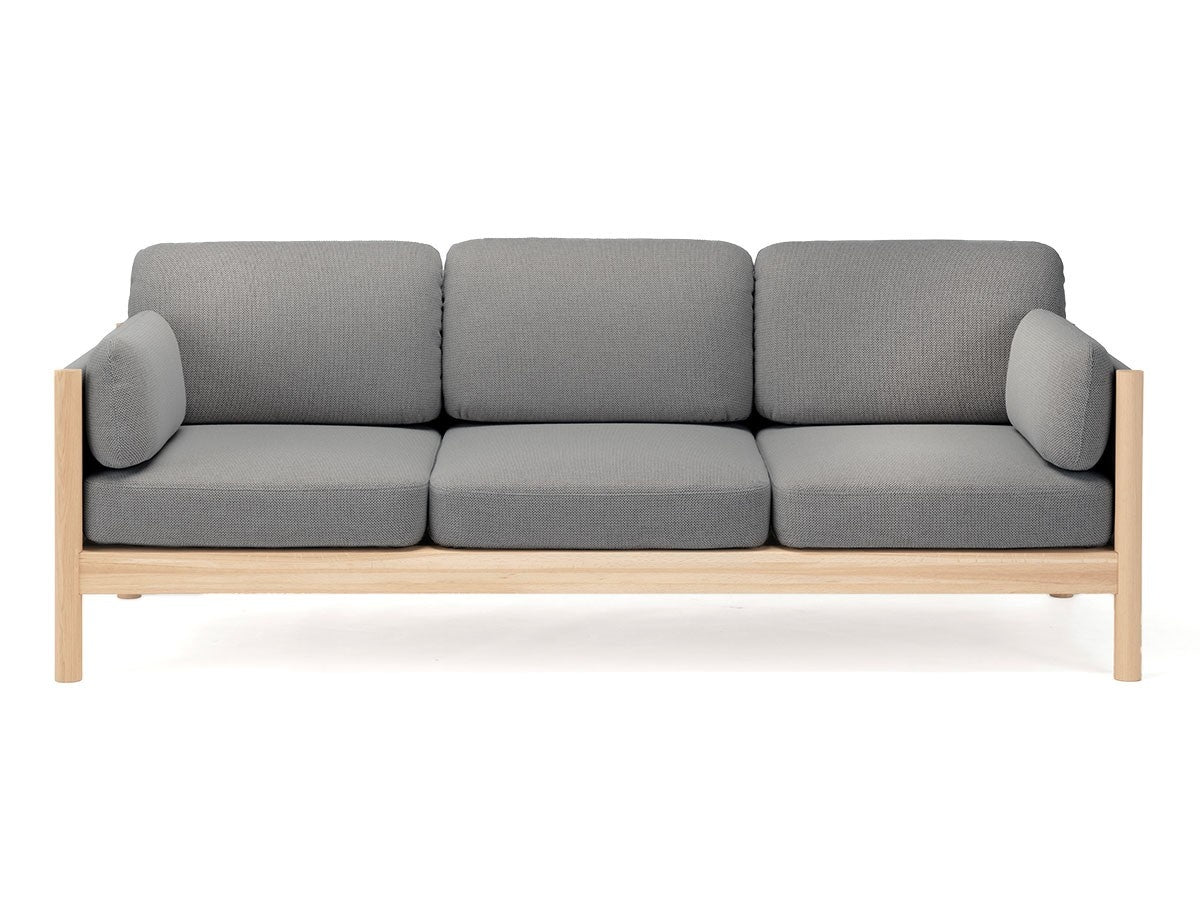 Canapé Castor Lobby 3 places en chêne massif et tissu, BIG-GAME pour Karimoku New Standard — vue studio n°3 | Antifer