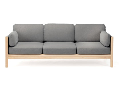 Canapé Castor Lobby 3 places en chêne massif et tissu, BIG-GAME pour Karimoku New Standard — vue studio n°3 | Antifer
