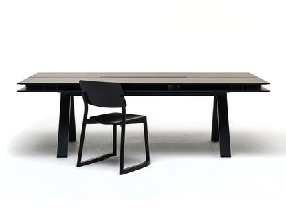 Bureau Spectrum à plan double en chêne teinté noir avec chaise assortie, Geckeler Michels — vue studio n°6 | Antifer