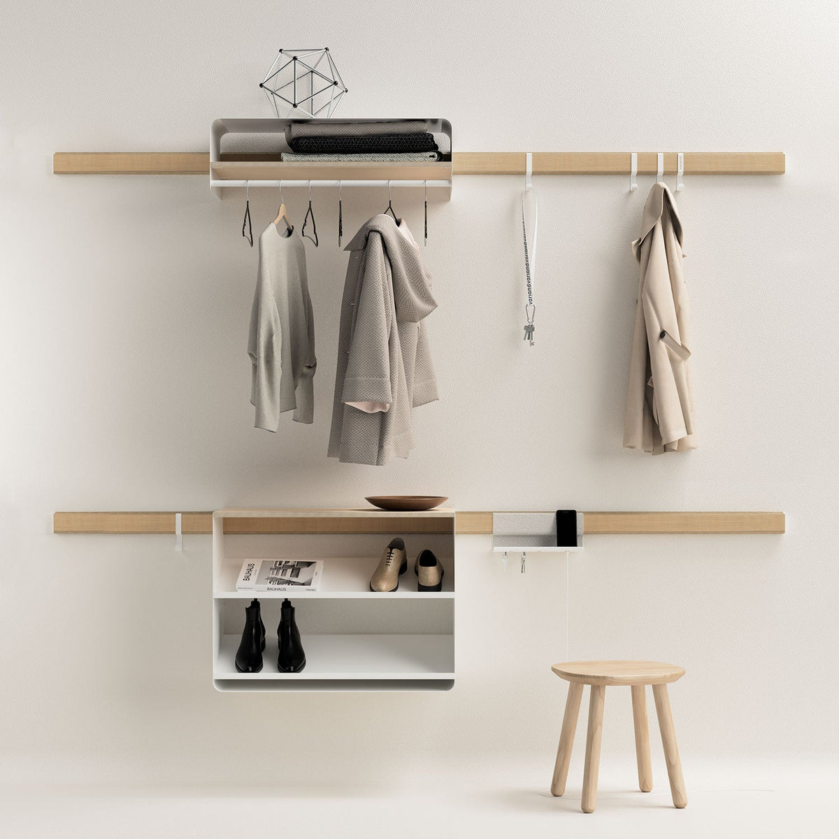 Appendiabiti a parete Variand E05 L'Intégral in rovere in un ingresso — mobile di design | Antifer