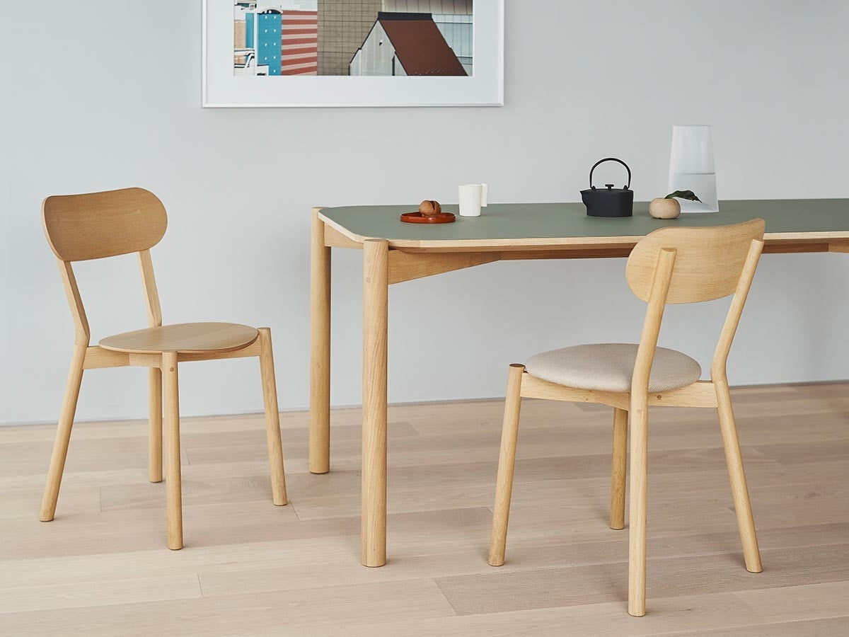 Chaise Castor Plus Pad en chêne massif et tissu, BIG-GAME pour Karimoku New Standard — vue studio n°4 | Antifer