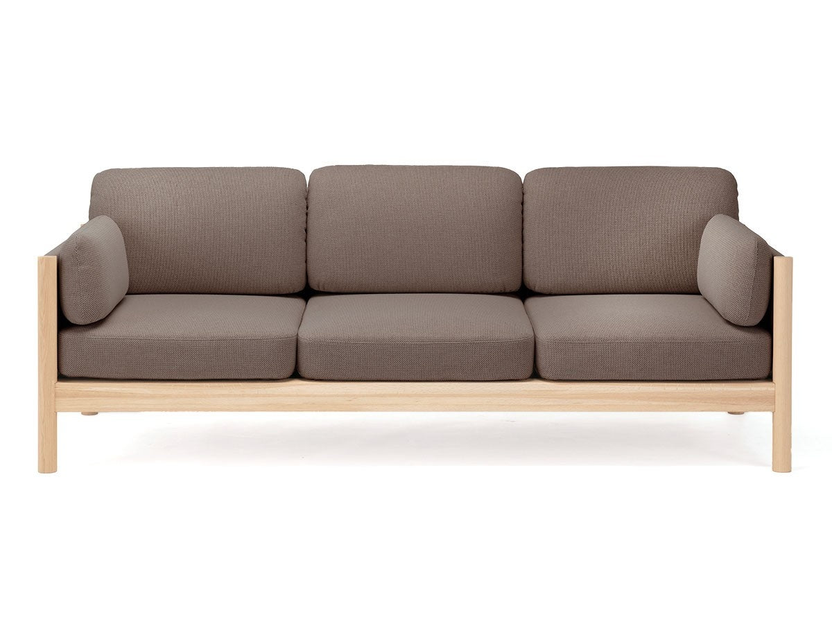 Canapé Castor Lobby 3 places en chêne massif et tissu, BIG-GAME pour Karimoku New Standard — vue studio n°4 | Antifer