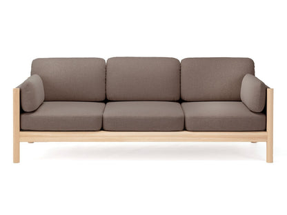 Canapé Castor Lobby 3 places en chêne massif et tissu, BIG-GAME pour Karimoku New Standard — vue studio n°4 | Antifer