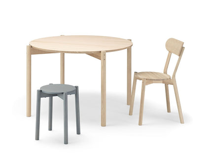Table ronde Castor 110 en chêne massif, BIG-GAME pour Karimoku New Standard — vue studio n°4 | Antifer
