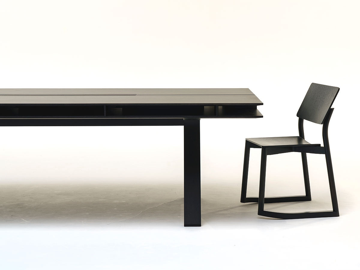 Bureau Spectrum à plan double en chêne teinté noir, chaise noire de profil, Geckeler Michels — vue studio n°7 | Antifer