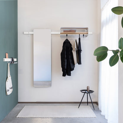 Le Vestibule Variand E12 Wandgarderobe in einem Flur — mit Mänteln und Accessoires — Design Variand | Antifer
