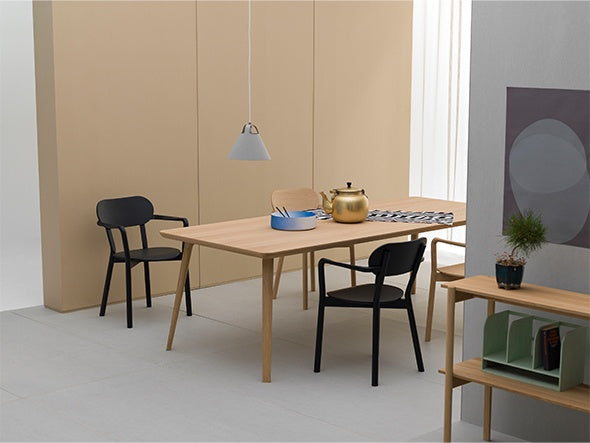 Fauteuil Castor Armchair Plus en chêne massif, BIG-GAME pour Karimoku New Standard — vue studio n°5 | Antifer