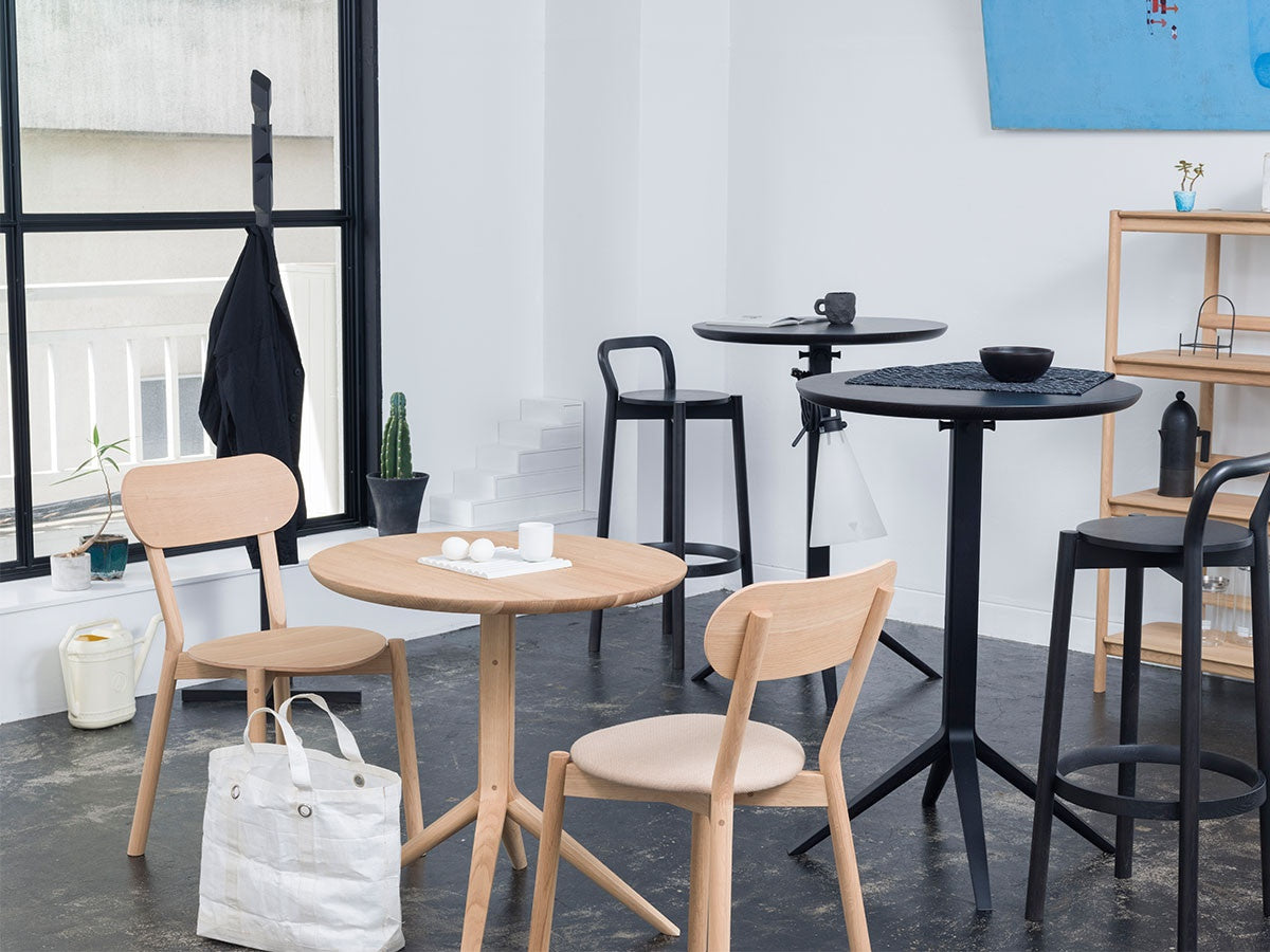 Chaise Castor Plus en chêne massif, BIG-GAME pour Karimoku New Standard — vue studio n°5 | Antifer