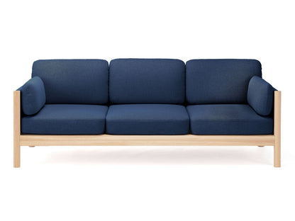 Canapé Castor Lobby 3 places en chêne massif et tissu, BIG-GAME pour Karimoku New Standard — vue studio n°5 | Antifer