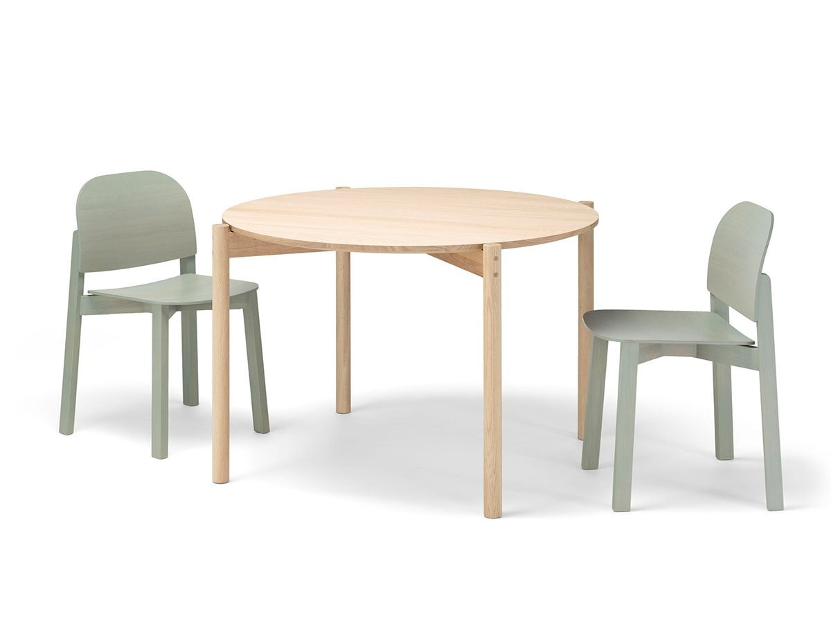Table ronde Castor 110 en chêne massif, BIG-GAME pour Karimoku New Standard — vue studio n°5 | Antifer