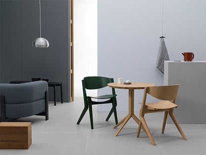 Table bistrot Scout en chêne massif, Christian Haas pour Karimoku New Standard — vue studio n°5 | Antifer