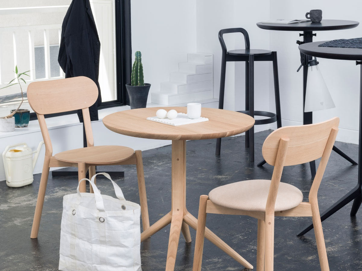 Chaise Castor Plus en chêne massif, BIG-GAME pour Karimoku New Standard — vue studio n°6 | Antifer