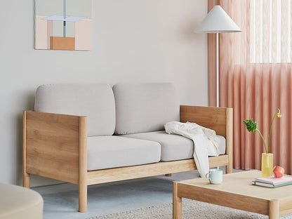 Canapé Castor Lobby 2 places en chêne massif et tissu, BIG-GAME pour Karimoku New Standard — vue studio n°6 | Antifer
