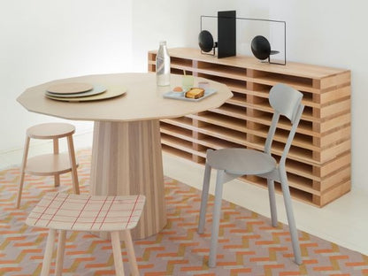 Table Colour Wood ø120 en bois massif teinté, Scholten & Baijings pour Karimoku New Standard — vue studio n°6 | Antifer