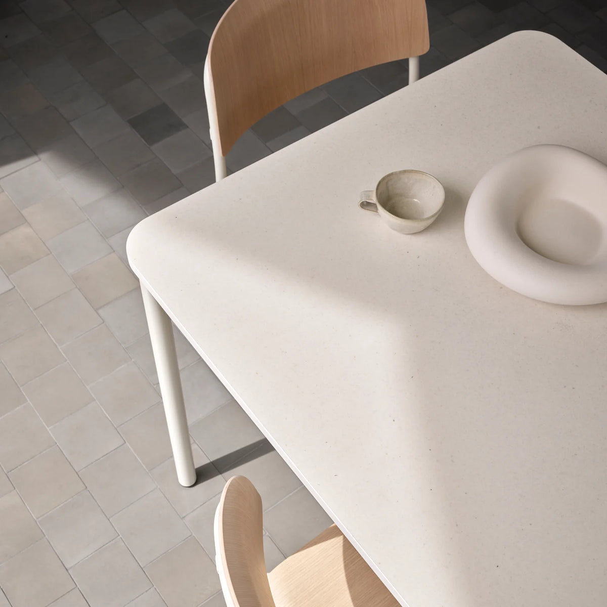 Plateau Kvadrat Really en situation — textile coton circulaire upcyclé, piètement bois | Antifer