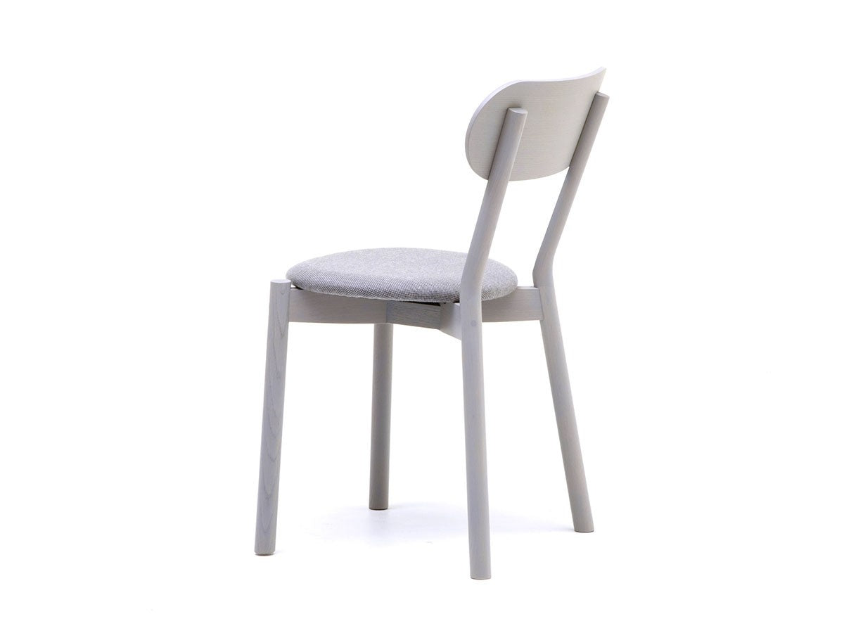 Chaise Castor Plus Pad en chêne massif et tissu, BIG-GAME pour Karimoku New Standard — vue studio n°7 | Antifer
