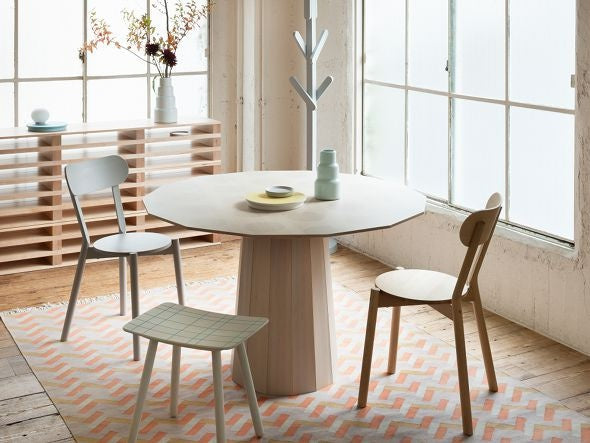 Chaise Castor en chêne massif, BIG-GAME pour Karimoku New Standard — vue studio n°7 | Antifer