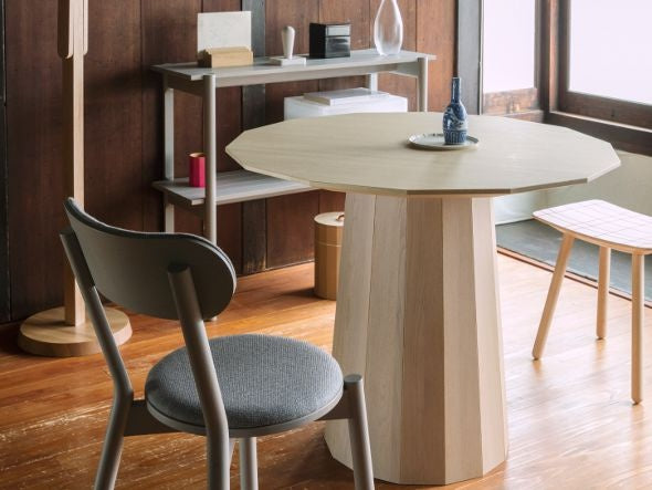 Table Colour Wood ø95 en bois massif teinté, Scholten & Baijings pour Karimoku New Standard — vue studio n°7 | Antifer