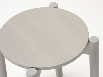 Tabouret Castor Plus — détail en plongée de l'assise gris clair et des trois pieds | Antifer