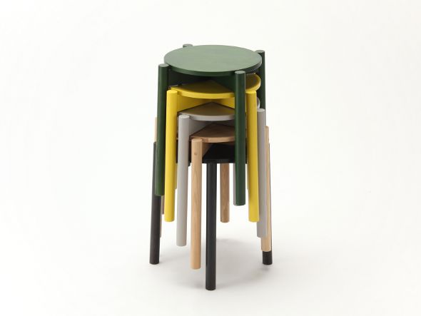 Cinq tabourets Castor Plus empilés, finitions verte, jaune, grise et chêne — vue studio n°21 | Antifer