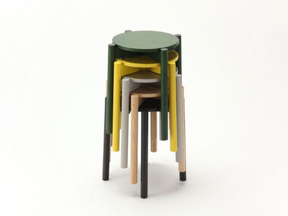 Cinq tabourets Castor Plus empilés, finitions verte, jaune, grise et chêne — vue studio n°21 | Antifer