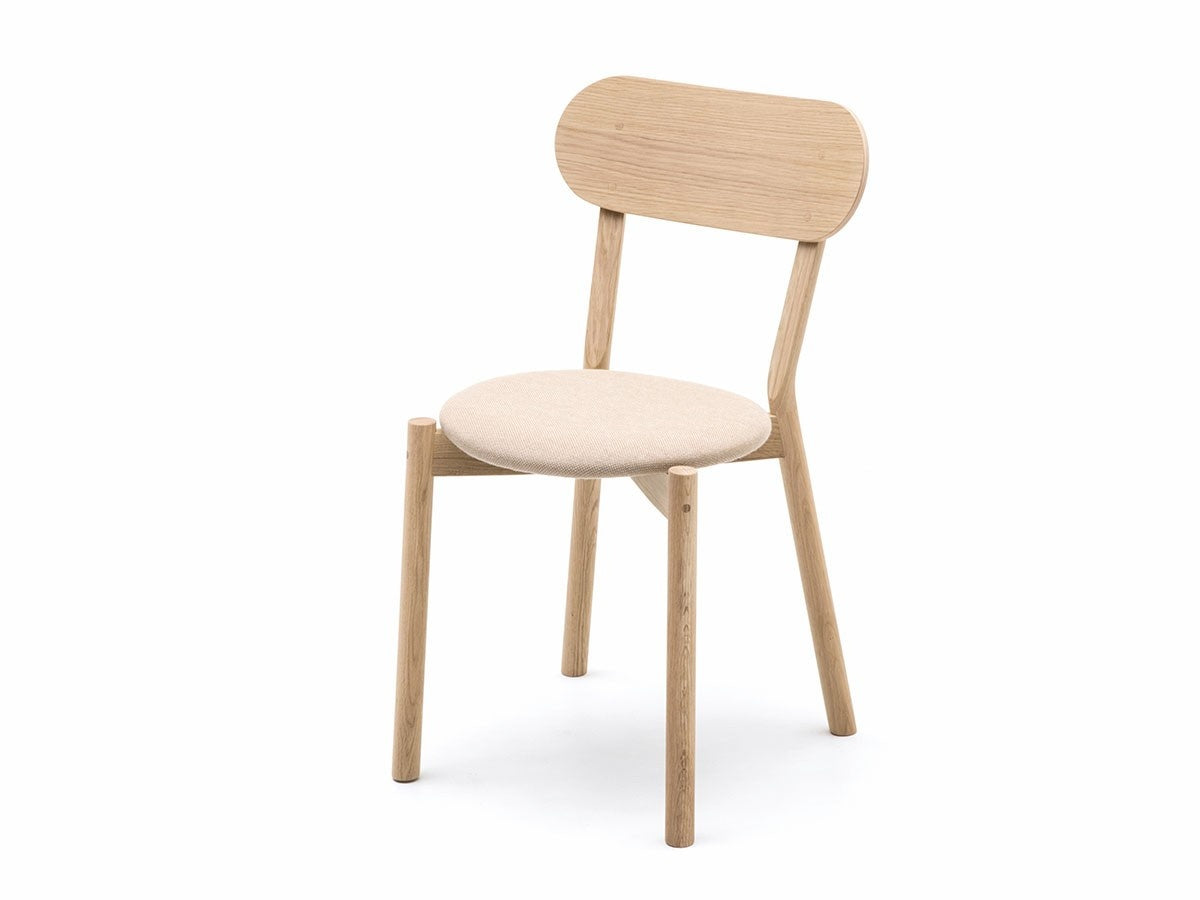 Chaise Castor Plus Pad en chêne massif et tissu, BIG-GAME pour Karimoku New Standard — vue studio n°8 | Antifer
