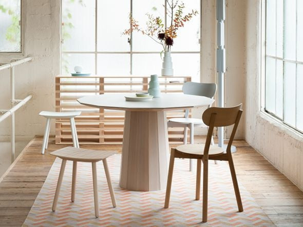 Chaise Castor en chêne massif, BIG-GAME pour Karimoku New Standard — vue studio n°8 | Antifer