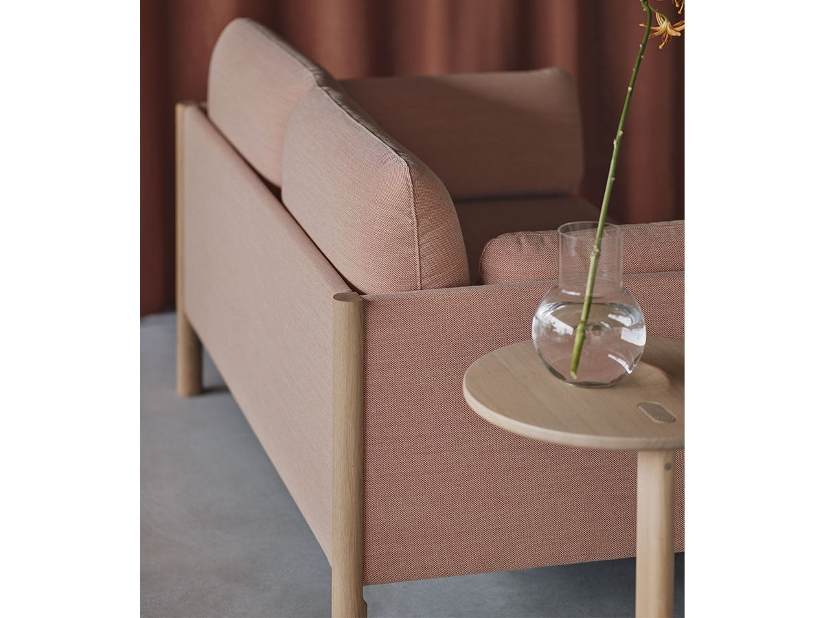 Canapé Castor Lobby 2 places en chêne massif et tissu, BIG-GAME pour Karimoku New Standard — vue studio n°8 | Antifer