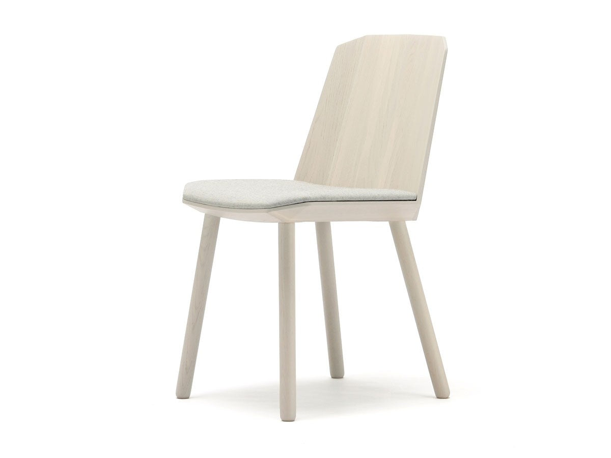 Chaise Colour Wood en bois teinté, Scholten & Baijings pour Karimoku New Standard — vue studio n°8 | Antifer
