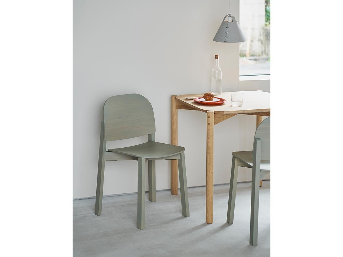 Chaise Polar en bois massif, Moritz Schlatter pour Karimoku New Standard — vue studio n°8 | Antifer