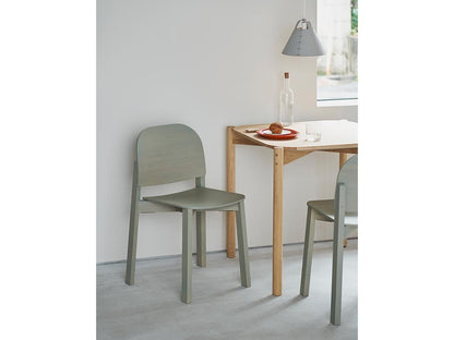 Chaise Polar en bois massif, Moritz Schlatter pour Karimoku New Standard — vue studio n°8 | Antifer