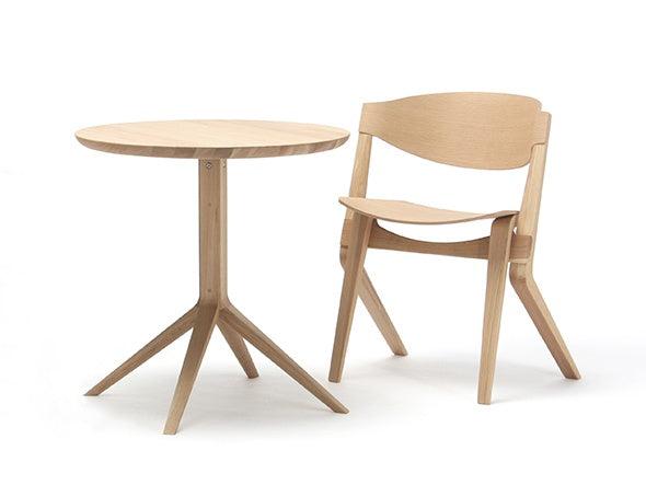 Table bistrot Scout en chêne massif, Christian Haas pour Karimoku New Standard — vue studio n°8 | Antifer