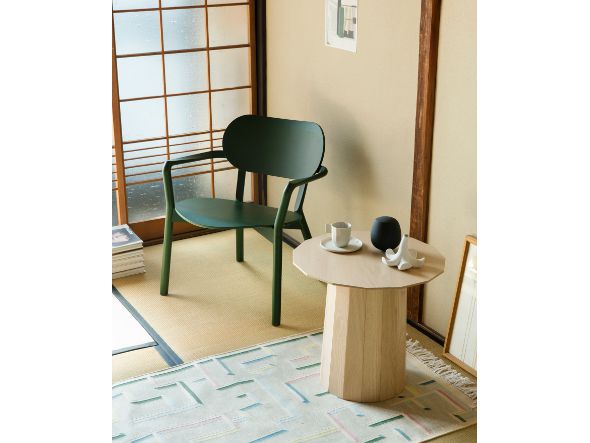 Fauteuil bas Castor vert dans une pièce japonaise à cloisons de papier, avec guéridon | Antifer