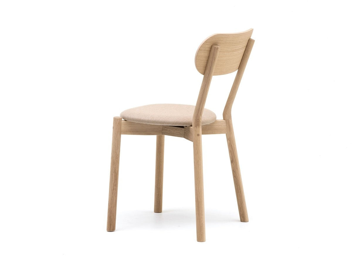 Chaise Castor Plus Pad en chêne massif et tissu, BIG-GAME pour Karimoku New Standard — vue studio n°9 | Antifer