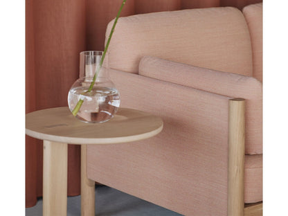 Canapé Castor Lobby 2 places en chêne massif et tissu, BIG-GAME pour Karimoku New Standard — vue studio n°9 | Antifer
